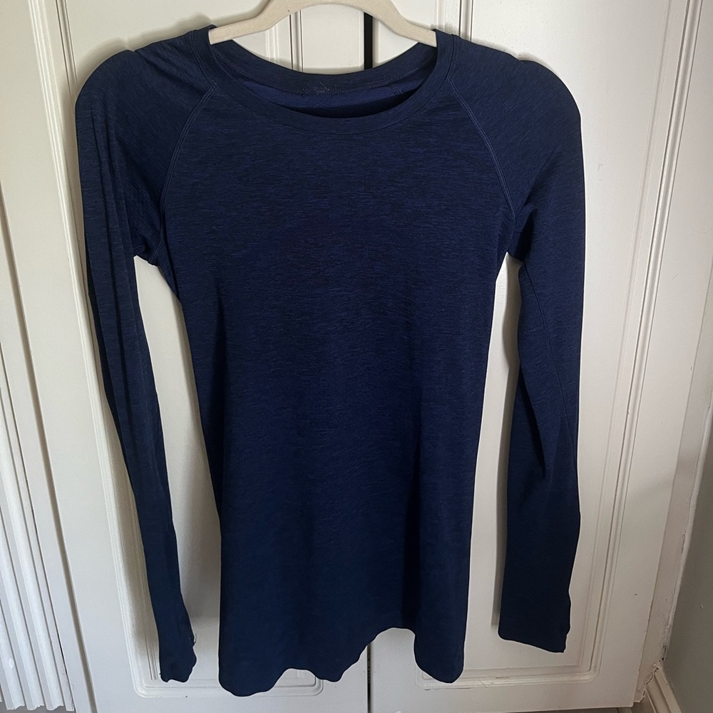 Lululemon Run Swiftly Long Sleeve Top in True Navy. Size 4